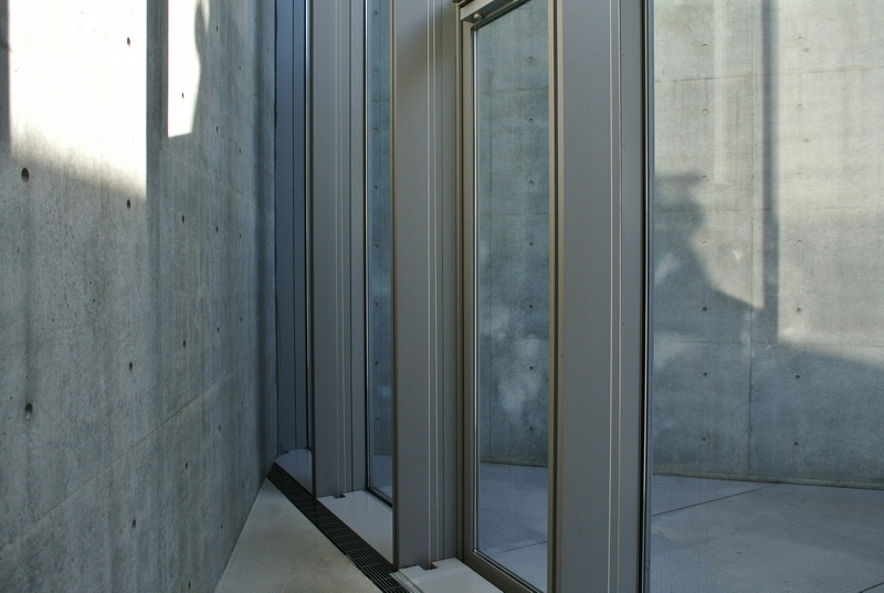 How Do You Repair A Broken Aluminum Window Frame?