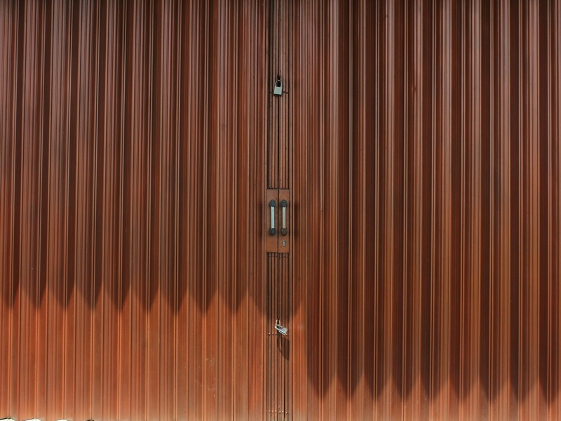 What Are The Pros And Cons of Aluminum And Glass Garage Doors